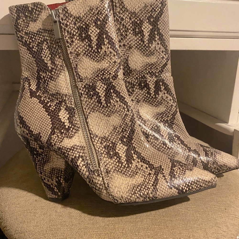 Size 7 medium zip up boots. Hardly worn, great condition.